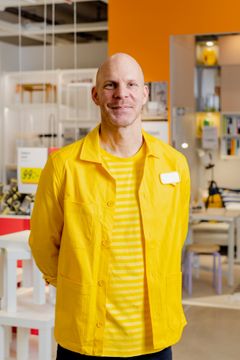 Lucas Lundqvist i gul tröja står i en IKEA-butik.