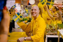Lucas Lundqvist, varuhuschef IKEA Mall of Scandinavia med blommor i handen i gula kläder.