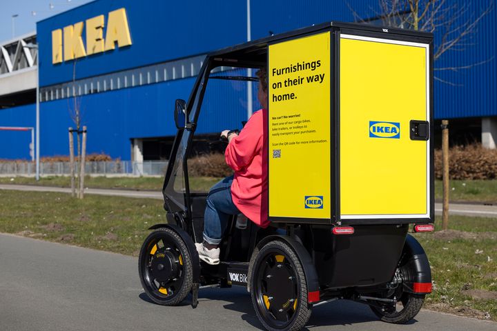 Framf%F6r%20ett%20IKEA-varuhus%20st%E5r%20en%20lastcykel%20med%20tak.%20Cykeln%20har%20ett%20gult%20lastutrymme%20baktill.