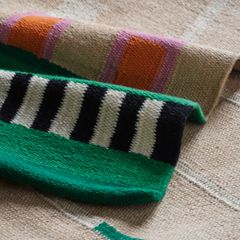 Färggranna matta med ränder och geometriska mönster.