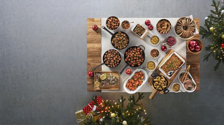 Ett bord med julmat.