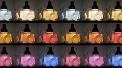 En rad lampor hänger från taket. Lamporna lyser med olika färger.