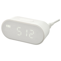 En vit luftkvalitetsmätare ligger på en bänk.