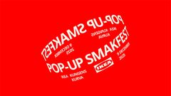 På en röd bakgrund står det med vit text skrivet Smakfest.