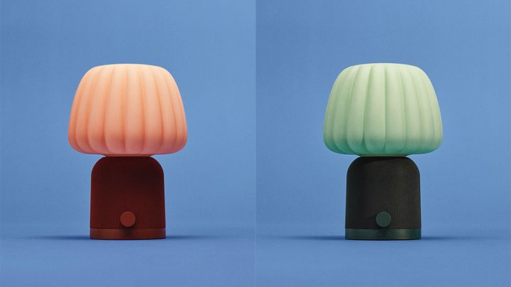 En%20r%F6d%20h%F6gtalare%20med%20en%20organge%20glaskupa%20och%20en%20gr%F6n%20h%F6gtalare%20med%20en%20ljusgr%F6n%20glaskupa.