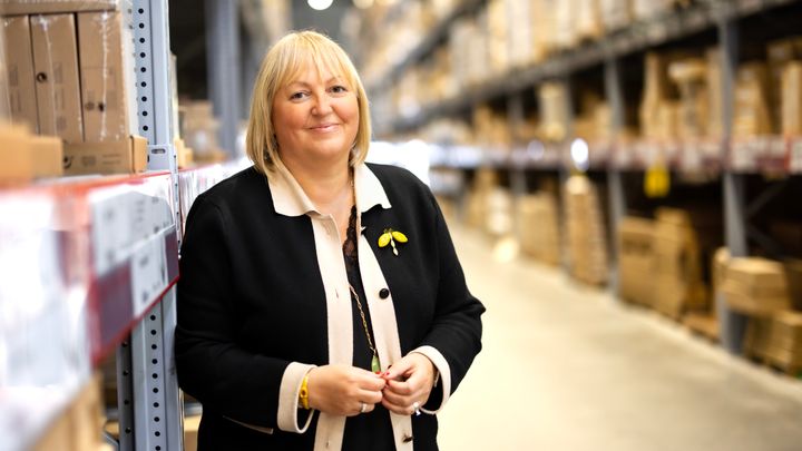 En%20kvinna%20med%20svart%20kavaj%20st%E5r%20i%20ett%20tag-sj%E4lv-lager%20p%E5%20IKEA.