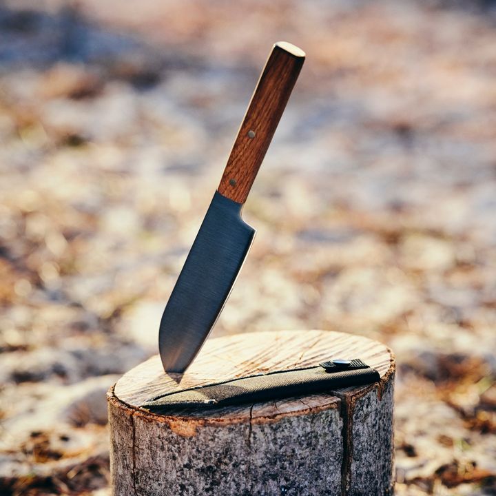 En%20kniv%20med%20tr%E4handtag%20st%E5r%20lodr%E4tt%20i%20en%20tr%E4dstubbe.