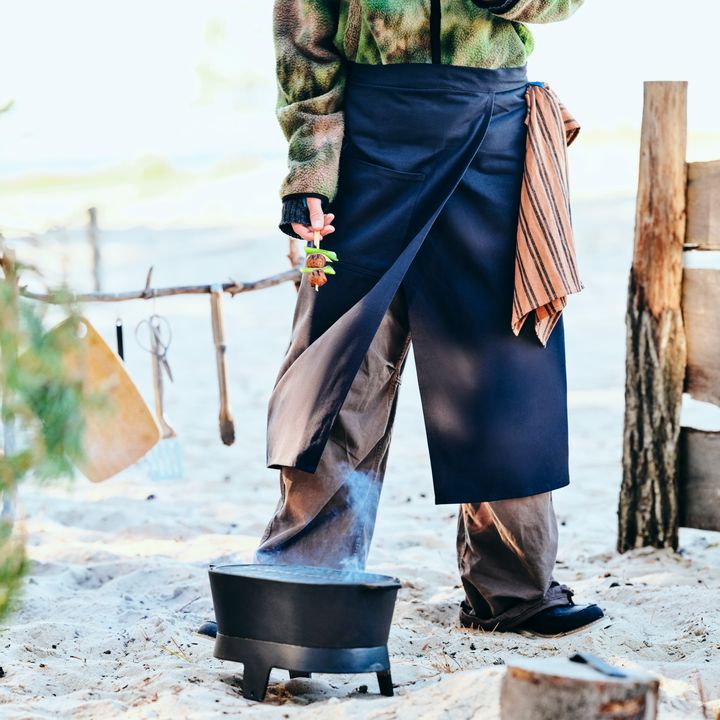 Person%20st%E5r%20utomhus%20vid%20en%20kittel%20p%E5%20sandig%20mark%2C%20kl%E4dd%20i%20f%F6rkl%E4de%20och%20jacka.