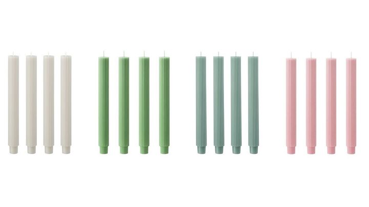 Fyra vita, fyra gröna, fyra blå och fyra rosa räfflade ljus.