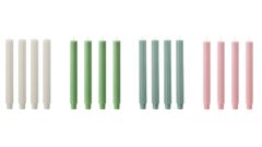 Fyra vita, fyra gröna, fyra blå och fyra rosa räfflade ljus.