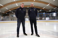 Magnus Mårtensson, tävlingschef Svenska Ishockeyförbundet och Simon Stigenberg Anläggningsansvarig Svenska Ishockeyförbundet