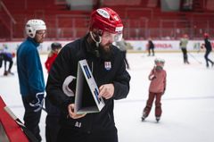 Tränaren Andreas Jansson, Timrå IK, använder pedagogiskt bildmaterial från Svenska Ishockeyförbundet.