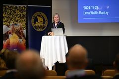 Lena Wallin Kantzy presenterar sin damserieutredning vid Svenska Ishockeyförbundets ordförandekonferens.