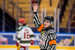 Domare Sabina Küller under ishockeymatchen i SDHL mellan Leksand och Modo den 25 oktober 2024 i Leksand.