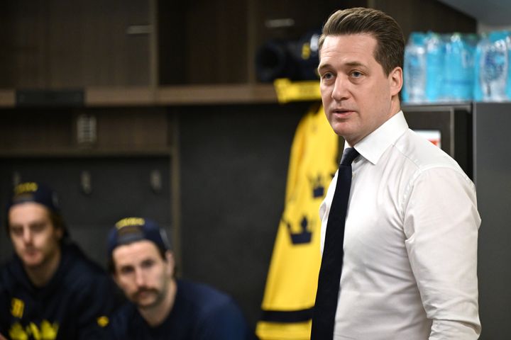 Sam Hallam i Tre Kronor herrs omklädningsrum under Four Nations Face-Off.