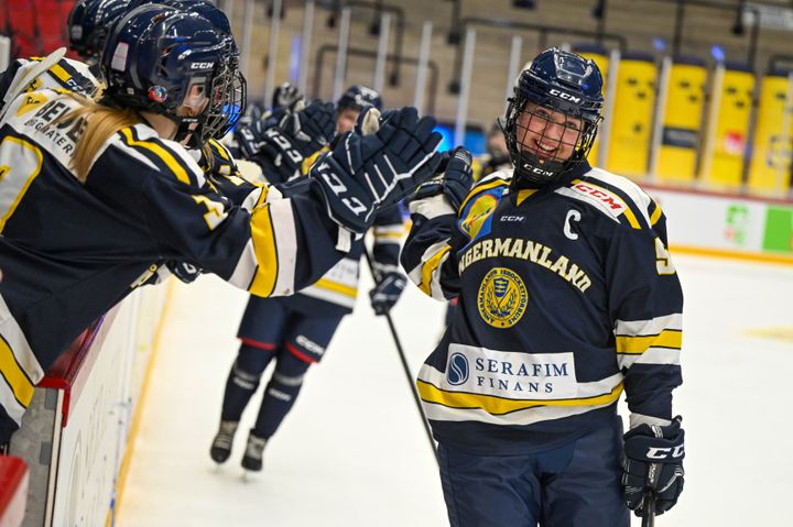 Ångermanlands lagkapten Sofia Andersson firar ett mål i TV-pucken 2025 i Kalmar.