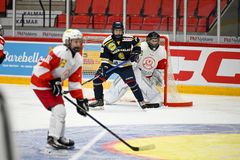 Ångermanlands Matilde Skröder framför Östergötland/Gotlands målvakt Lisa Pettersson under en match i TV-pucken 2025 i Kalmar.