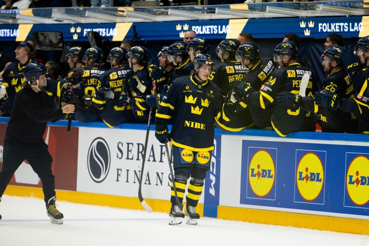 Ivar Stenberg gör mål i Tre Kronor-debuten mot Schweiz i Jönköping 30 april 2026.