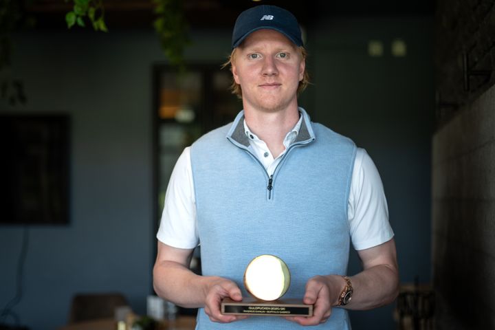 Rasmus Dahlin med Guldpucken som Sveriges bästa herrspelare 2025/2026.