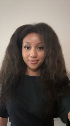 Kvinna som står leende