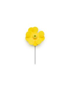 Den stora "Niobladsblomman" saknar ett av tio blad; en påminnelse om att ett av tio barn i Sverige lever i ekonomisk utsatthet.