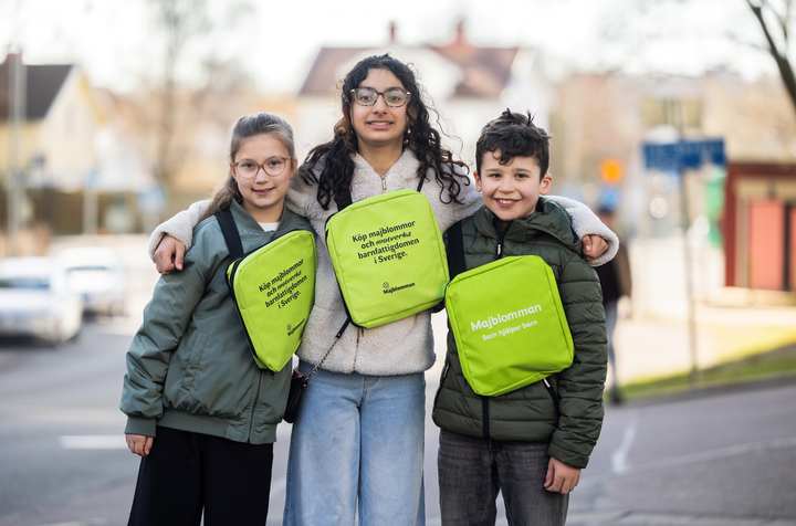 Barn över hela landet har sålt rekordmånga majblommor 2025. Barnrättsorganisationens insamling landade på 103 miljoner kronor - bästa resultatet i Majblommans historia.