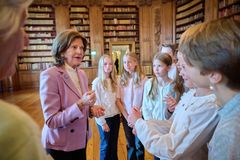 H.M. drottningen samtalar med elever som sålt majblommor. Bilden är tagen vid förra årets traditionella diplomceremoni på kungliga slottet i Stockholm.