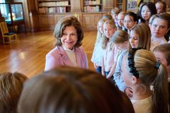 H.M. drottningen och elever som sålt majblommor. Från förra årets traditionella diplomceremoni på kungliga slottet i Stockholm.
