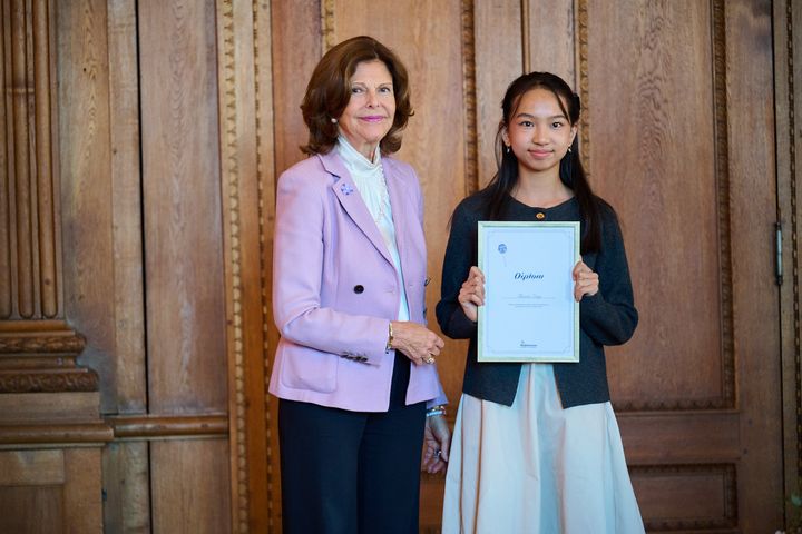 Snart är det dags för Majblommans traditionella ceremoni då H.M. Drottningen delar ut diplom till barn som sålt majblommor.