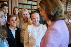 H.M. drottningen i samtal med elever som sålt majblommor. Bild från 2024 års traditionella diplomceremoni på kungliga slottet i Stockholm.