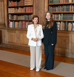 Den unge finansmannen Adnan Deumic hade ett givande och meningsfullt liv med flickvännen Ebba Vestman i London, när han hastigt gick bort våren 2024. Till Adnans minne skänker familjen nu en historiskt stor privatgåva på 2,2 miljoner kronor till Majblomman. Här träffar Ebba H.M. Drottningen i samband med Majblommans diplomceremoni på Kungliga slottet i Stockholm 2025.                                                                                                Foto: Petter Magnusson