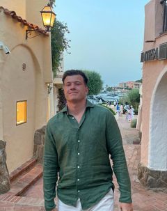 Adnan Deumic arbetade som trader vid Bank of America när han tragiskt gick bort, endast 25 år år gammal. Adnans familj donerar nu 2,2 miljoner kronor till Majblomman för att hedra hans minne. Det blir en av de största privata gåvorna i barnrättsorganisationens historia.                                                                                                                                                                                                 Foto: privat