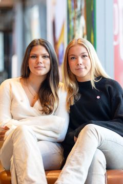 Leia Sandell och Saga Levantzakis har designat årets majblomma i ljusblått och rosa. Foto: Lotta Sultan