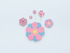 Årets majblomma är rosa och ljusblå. Foto: Patrik Roos