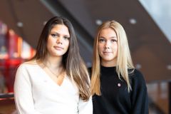 Leia Sandell och Saga Levantzakis har designat 2026 års ljusblå och rosa majblomma. Foto: Lotta Sultan