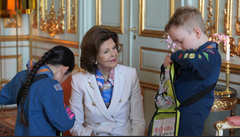 H.M. Drottningen köper majblommor av Naomi Riquelme Nagér och Verner Nyberg från Vällingby Scoutkår. Lågupplöst.