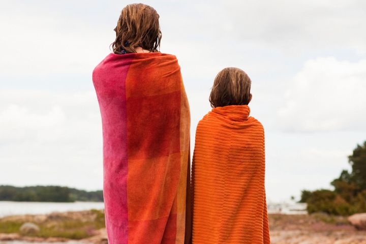 Majblomman fortsätter att satsa på barns simkunnighet. Tillsammans med Svensk Simidrott ser barnrättsorganisationen till att barn i ekonomiskt utsatta områden kan gå i simskola. Foto: Johnér Bildbyrå