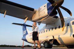 Medarbetare från Kalmar Öland AIrport vid SAS ATR 72