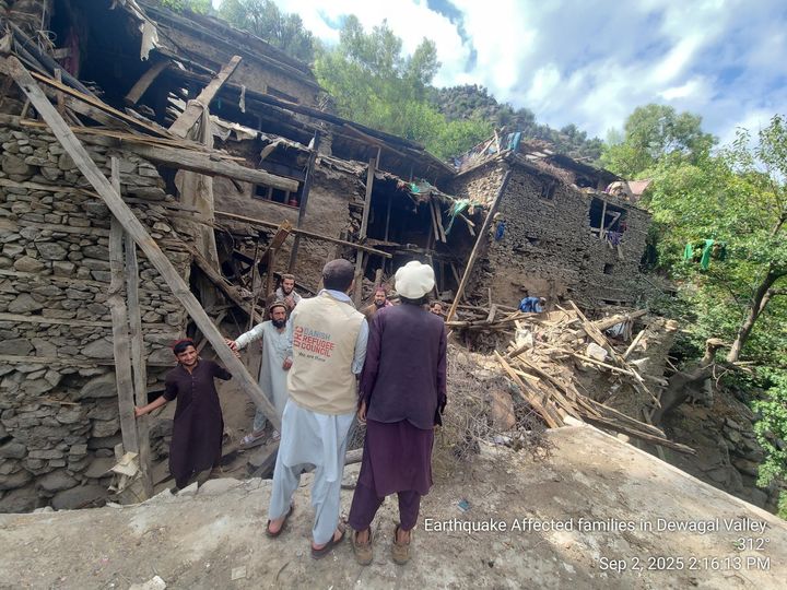 Den kraftiga jordbävningen har lett till att många människor blivit hemlösa och att vägarna blivit ofarbara vilket gjort det svårare för hjälpen att nå fram.
