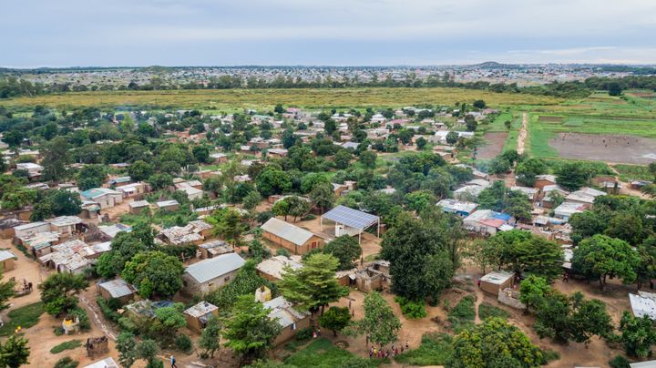 Flygfoto över ett samhälle på landsbygden i Zambia.