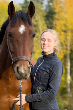 Porträtt av Lisa Chröisy bredvid häst.