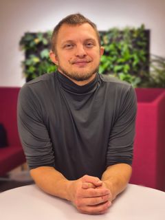 Porträttbild på Ludvig Orsén, stående vid ett vitt bord