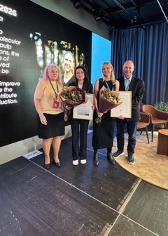 På bilden från vänster: Monica Ek, KTH samt ledamot i Stiftelsen Gunnar Sundblads forskningsfond, Elmira Zohrevandi, Linköpings universitet, mottagare av Young Researcher’s Award 2026, Malin Wohlert, Uppsala universitet, mottagare av Kompetensutvecklingspriset 2026 samt Torgny Persson, forsknings- och innovationsdirektör Skogsindustrierna samt ordförande för Stiftelsen Gunnar Sundblads forskningsfond.