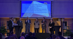 Panel i samtal under Trämarknaden i Karlstad 16 november 2023. Fr v. Christian Nielsen, marknadsanalytiker Skogsindustrierna; Raffaele Parlato, Managing Director, NORICA TIMBER, Vertrieb GmbH; David Hopkins, vd Timber Development UK; Linda Andersson, vd Derome Timber AB; Mikael Arvidsson, vd Sweden Timber; Suzan Ljungemo, internationell försäljningschef Moelven Export Sales AB