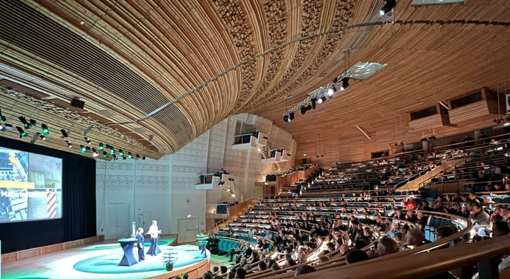 Seminariet för ingenjörsmässigt byggande i trä 2024 arrangerades på Aula Magna i Stockholm.