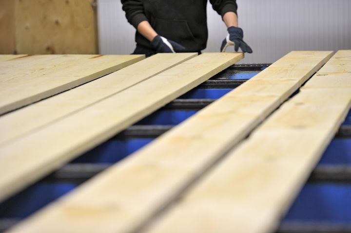 Byggtakten är fortsatt låg i Sverige och situationen för sågverken har blivit rejält pressad.