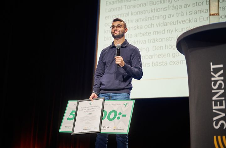 Hani Taha får Structorstiftelsens pris för bästa examensarbete inom trä, träprodukter och träbyggande 2025.