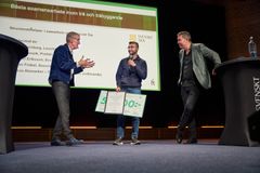 Tomas Alsmarker, Hani Taha och Johan Wester vid prisutdelningen på Svenskt Träs seminarium för ingenjörsmässigt byggande i trä.