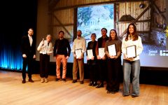 Stipendierna delades ut av Svensk Form och Svenskt Trä på Moderna Museet den 2 februari. Från vänster: Björn Nordin, vd Svensk Form, Anki Frécon och Alexander Nyberg från Svenskt Trä, Oskar Nesset Mattsson, Louise Möller, Johan Stenbeck, Anna Erixon, Julia Bianco Sommers.