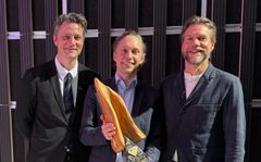 Fredrik Hansson, Bobby Nyström och Rickard Stark, vid arkitektfirman OKIDOKI tog emot priset för  för Bästa nybyggnad vid International Award for Wood Architecture 2026